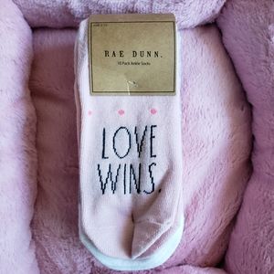 🆕️Rae Dunn LOVE WINS Socks